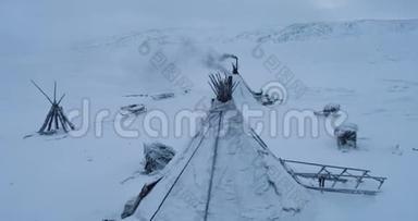 无人机在北极中部的傍晚捕捉<strong>蒙古包</strong>的特写镜头，<strong>蒙古包</strong>外有许多雪橇。